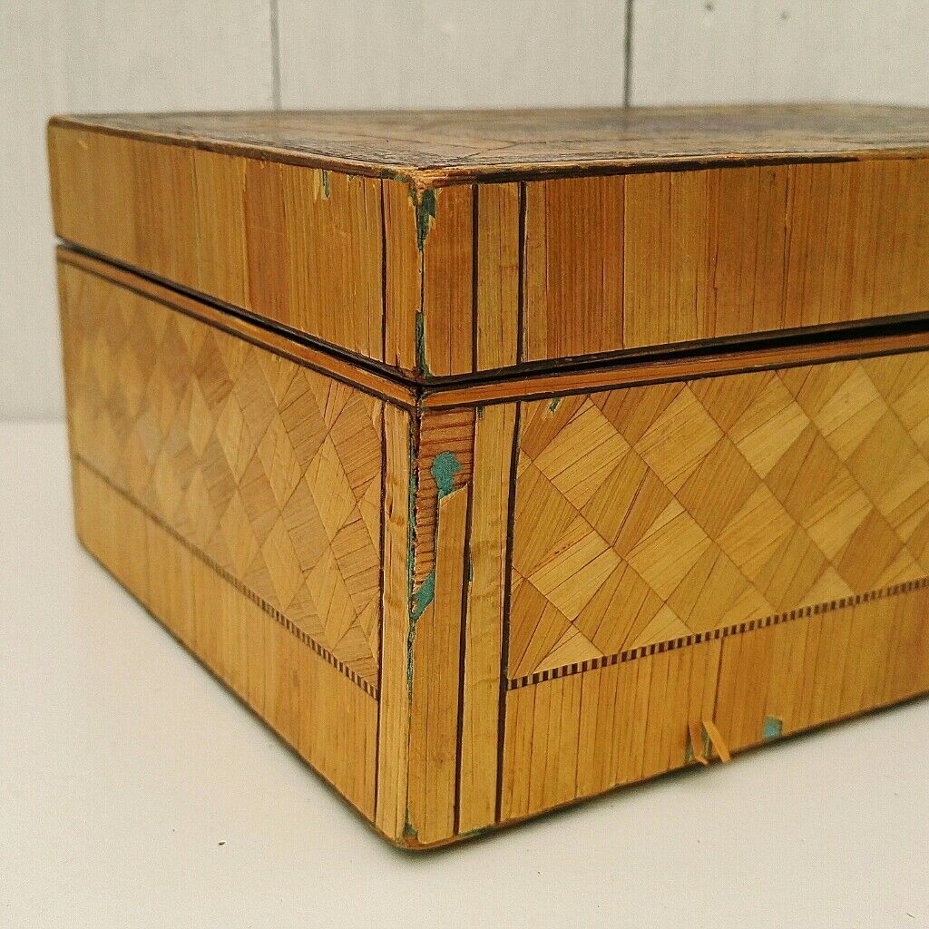 Straw marquetry box souvenir of vintage Biarritz
