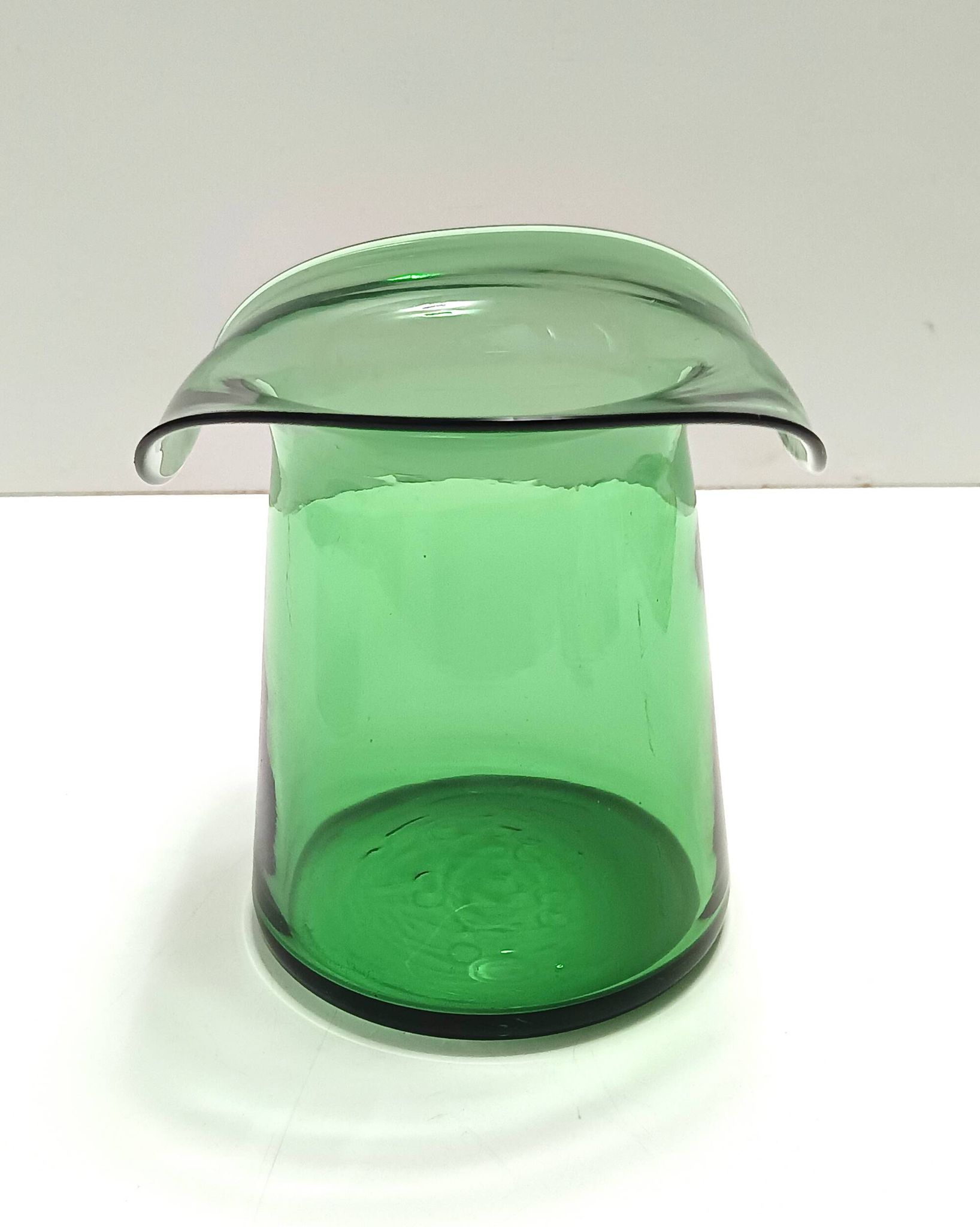 Vase cylindrique en verre soufflé à la main vert, Empoli, Italie