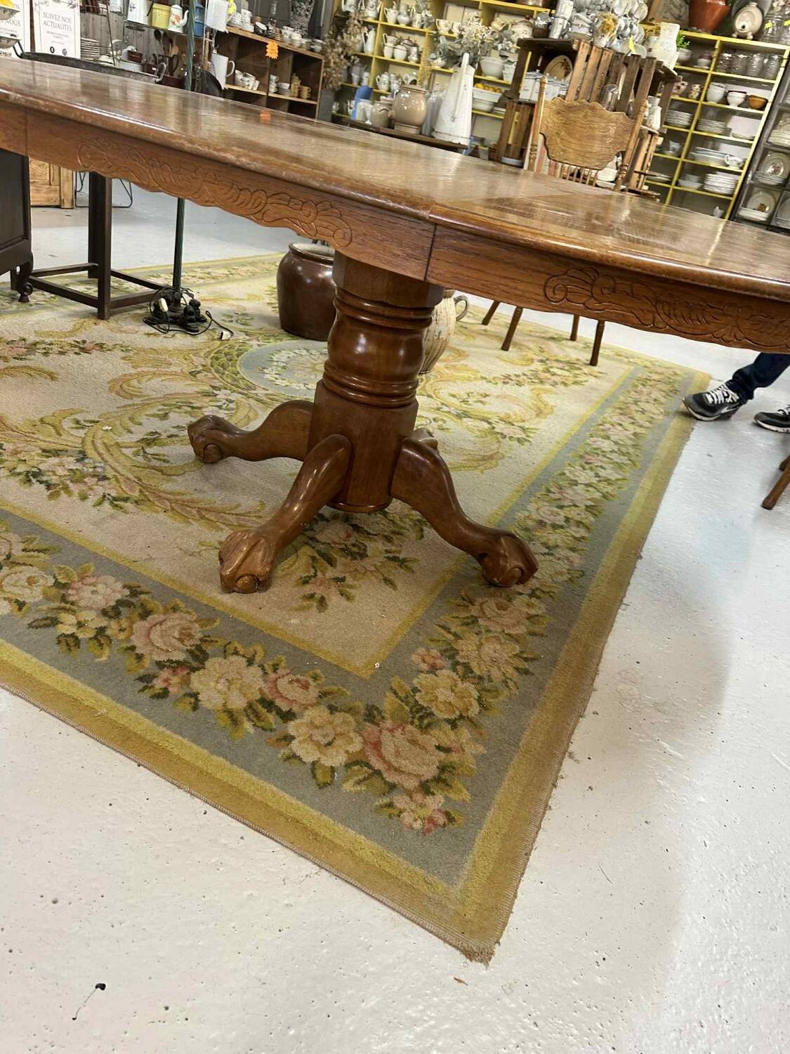 Extendable round table and 4 chairs