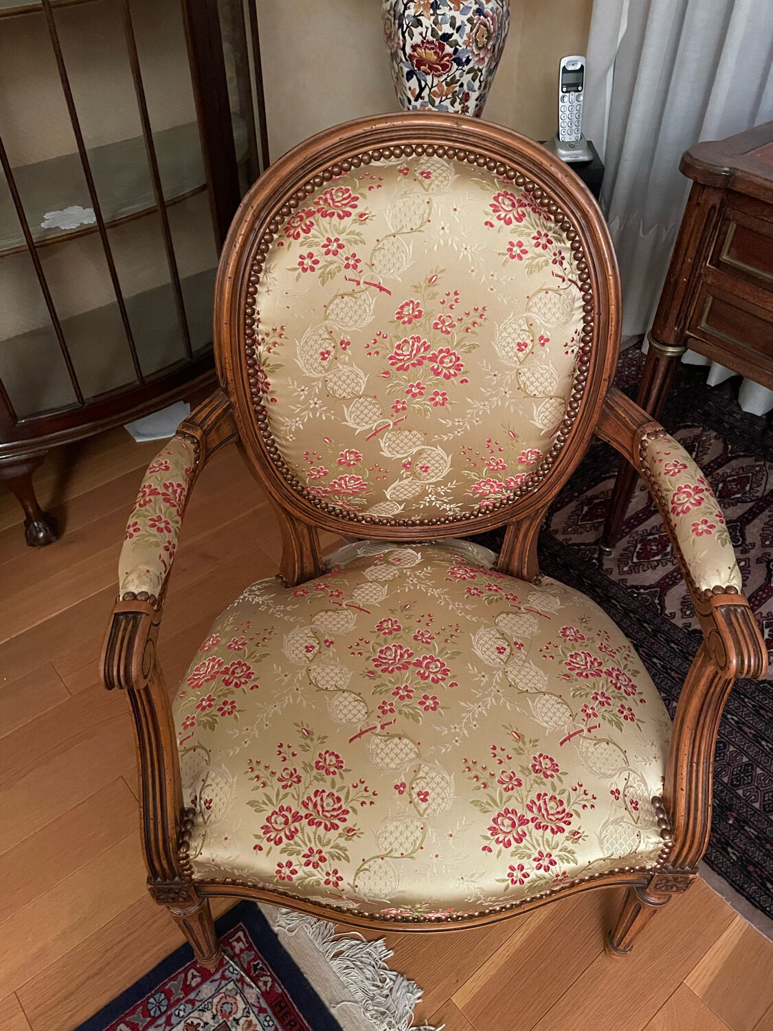 Pair of armchairs Louis XV/Louis XVI, medallion