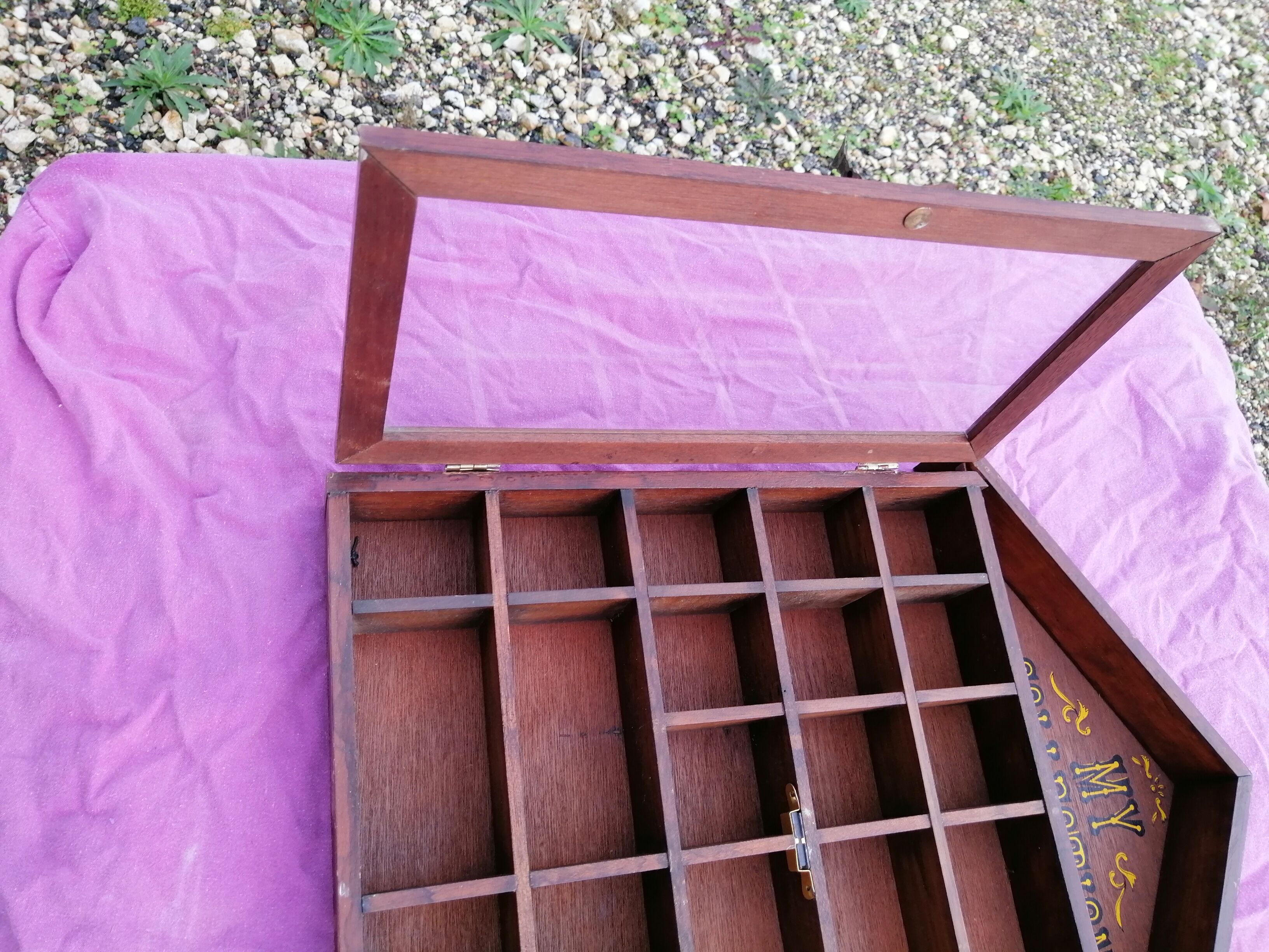 Vitrine pour miniature style chalet en bois vintage mural