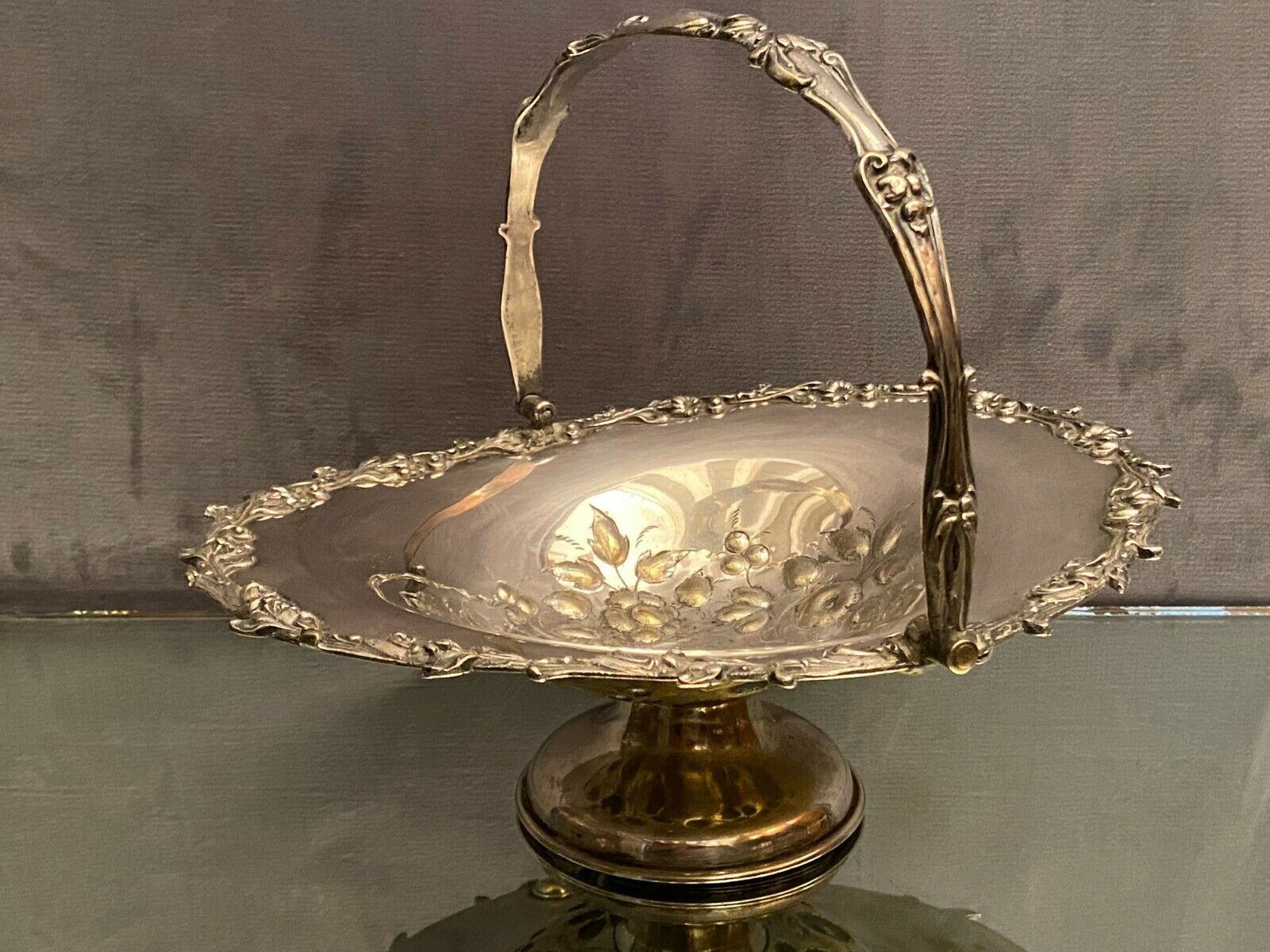 Cut basket basket handle on pedestal in silver metal with floral decoration