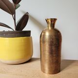 Vase en laiton strié d'anneaux