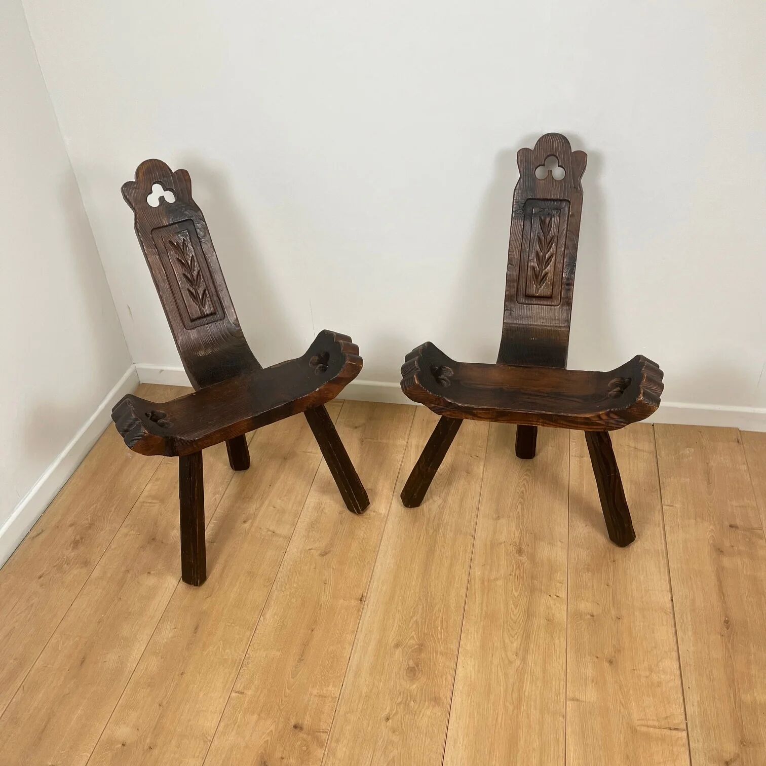 Pair of low tripod chairs in solid wood, mid-20th century.