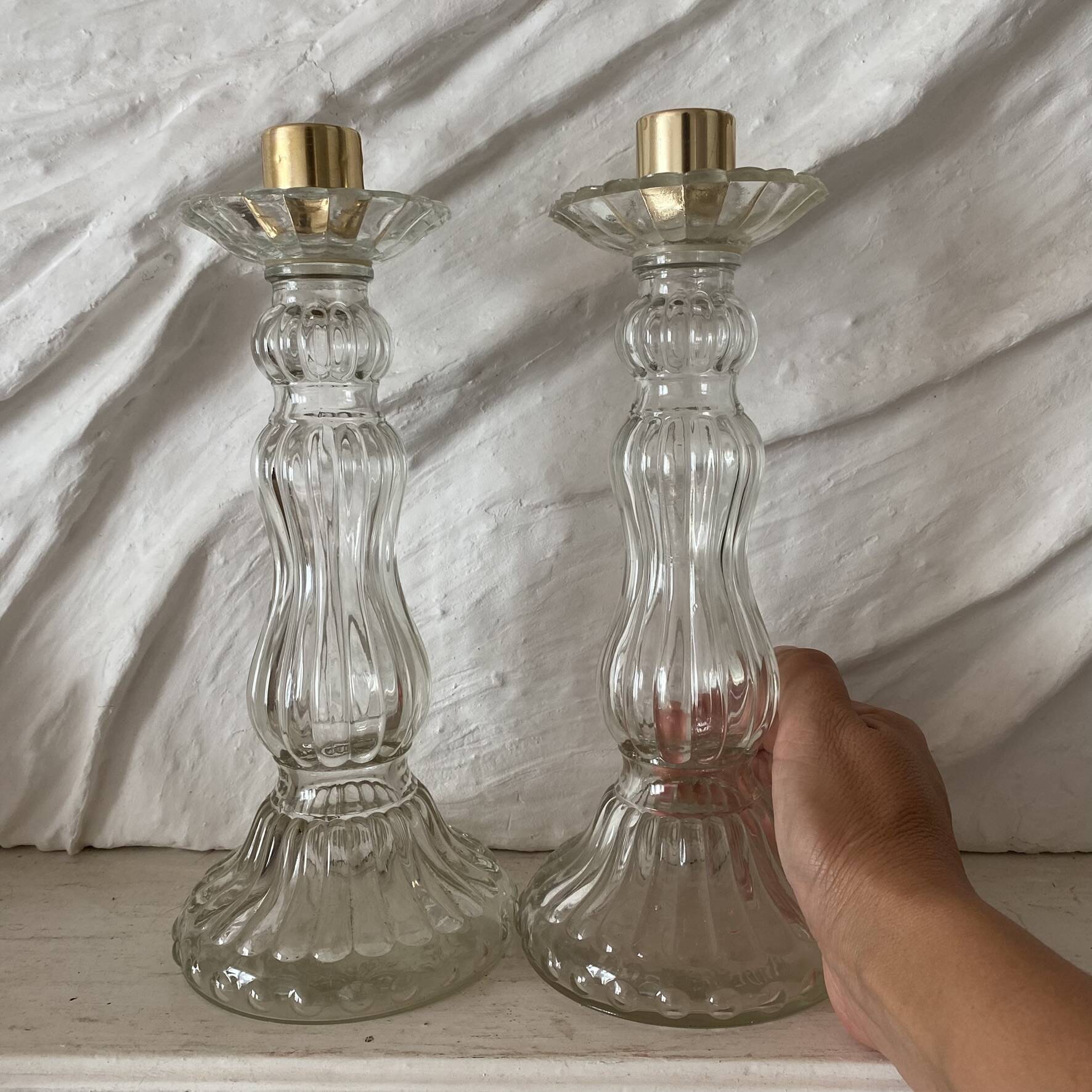 Paire de bougeoirs en verre flacons roger gallet