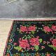 Tapis en laine roumaine tissé à la main avec fleurs roses sur fond noir