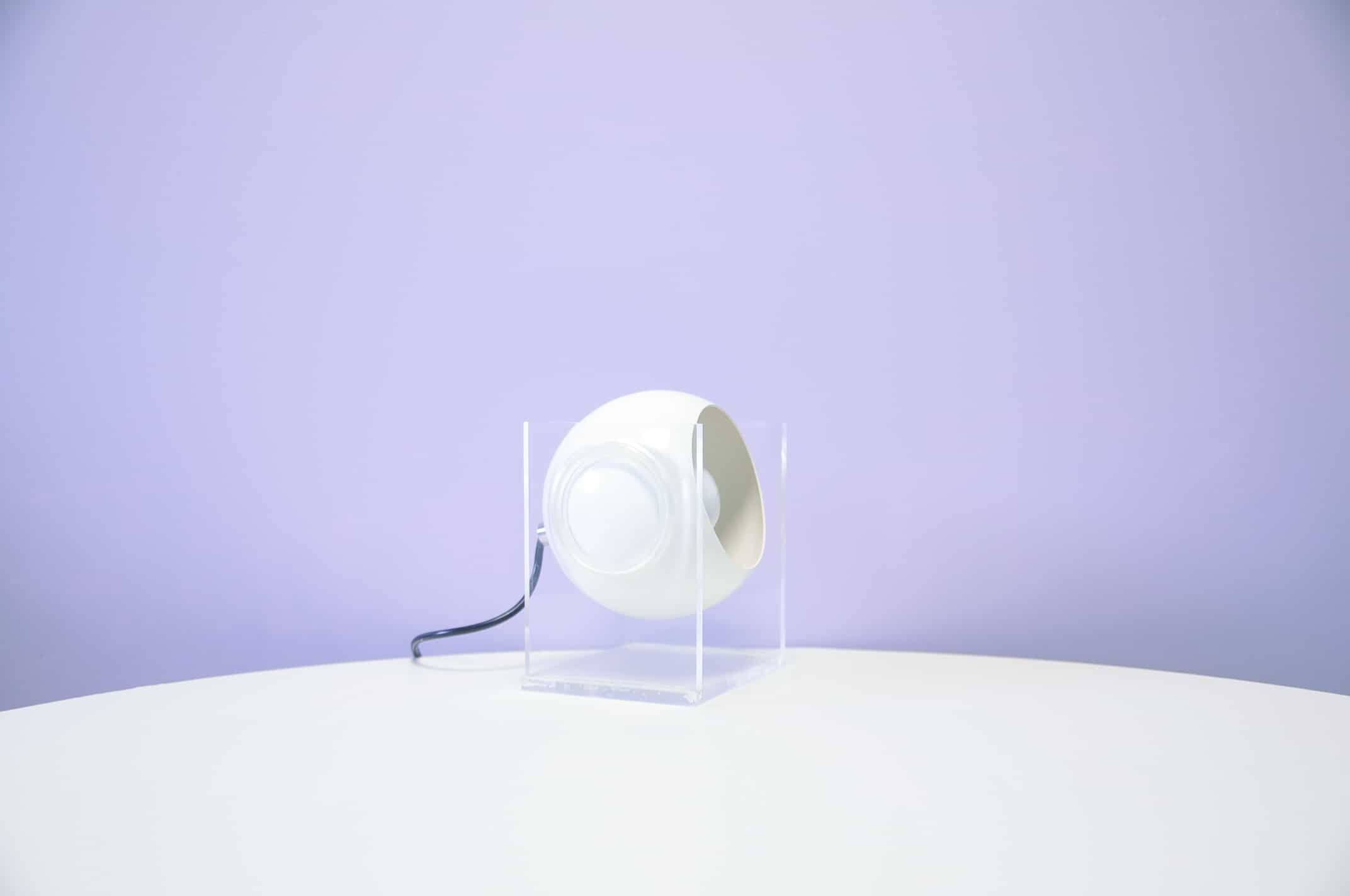 Lampe de table en cube avec sphère en métal