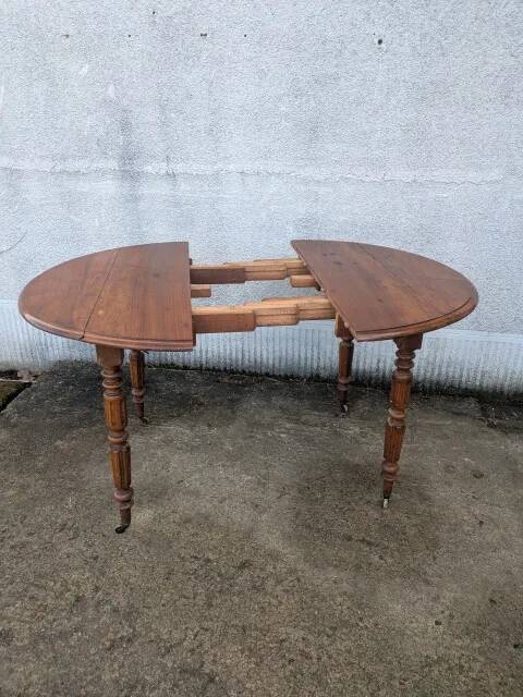 Folding round table