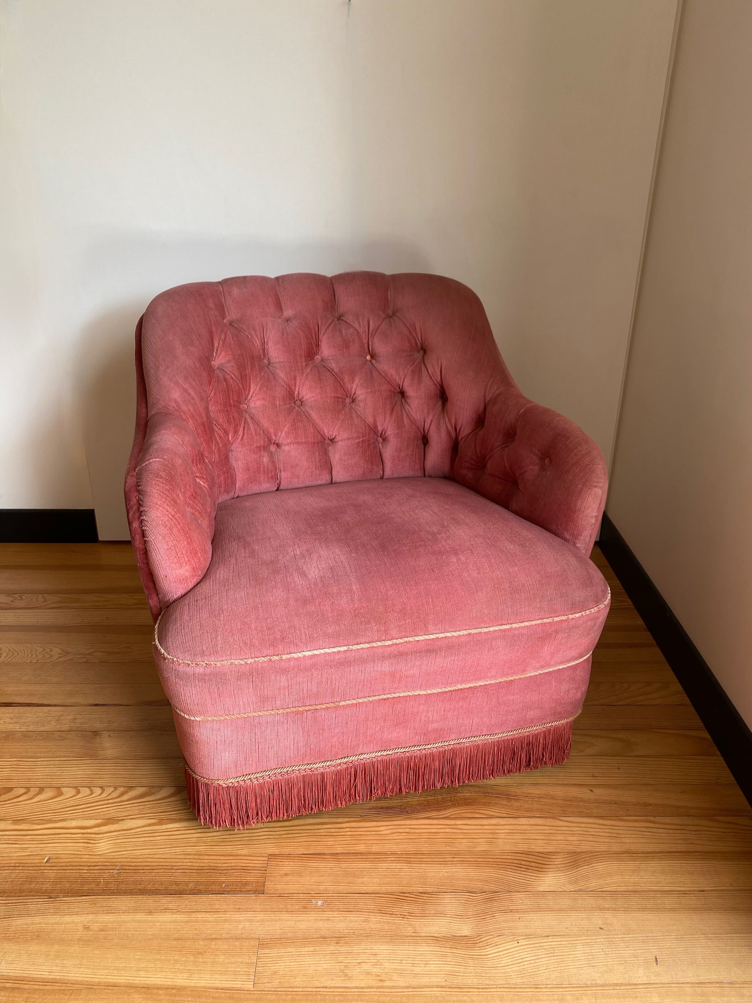 Upholstered toad armchair