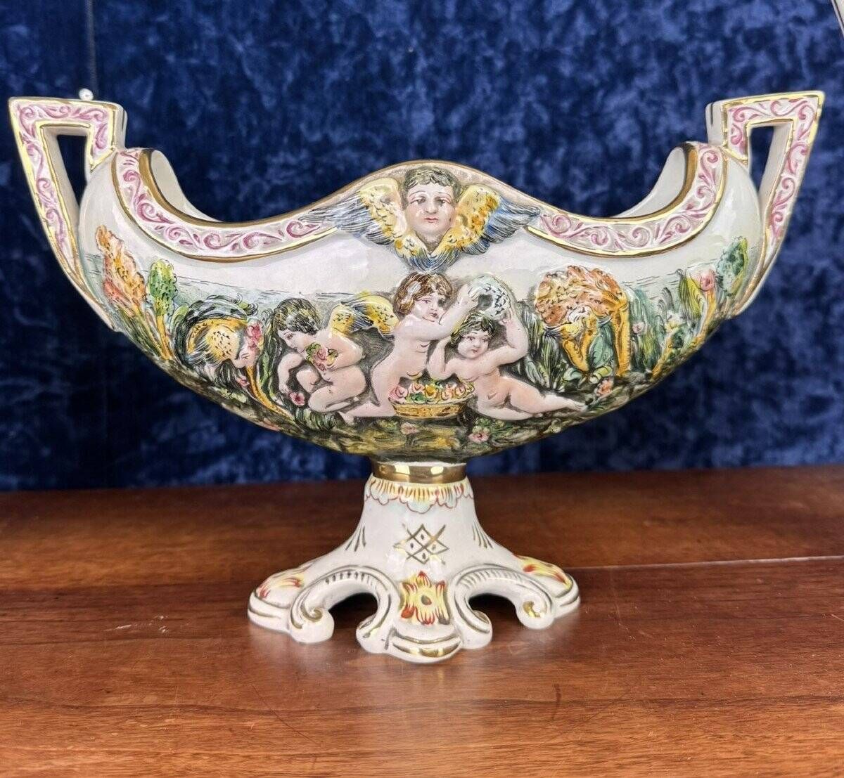 Capodimonte: Triptych Garniture with Cherubs in Porcelain