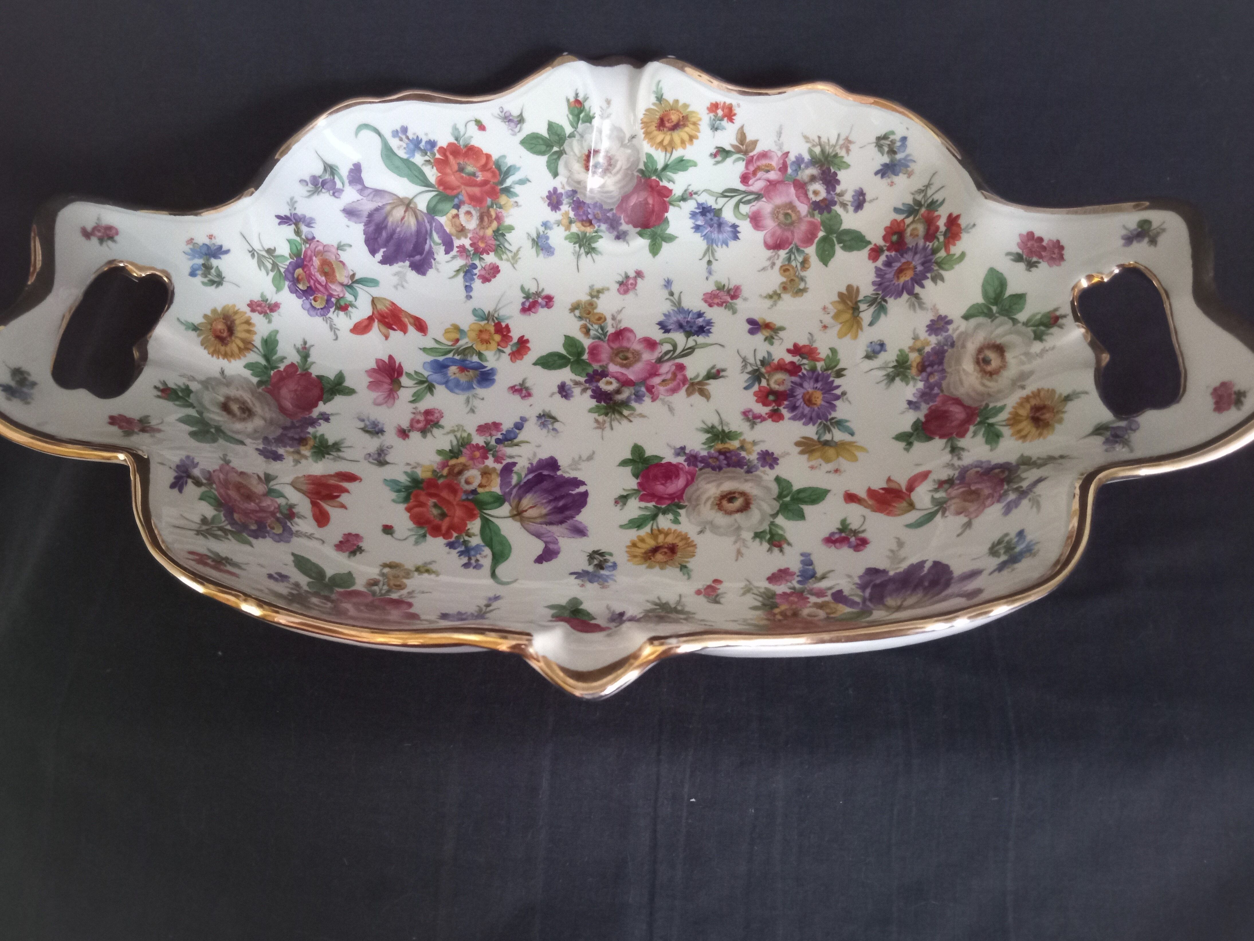 Boch Frères Keralux presentation dish with Saxony flowers