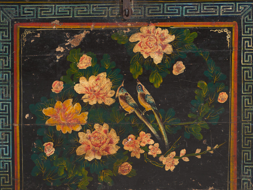 Coffre ancien peint en bois de pin – Chine, vers 1900
