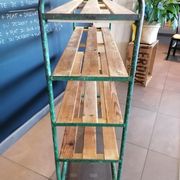 Étagère en acier et en bois sur roulettes