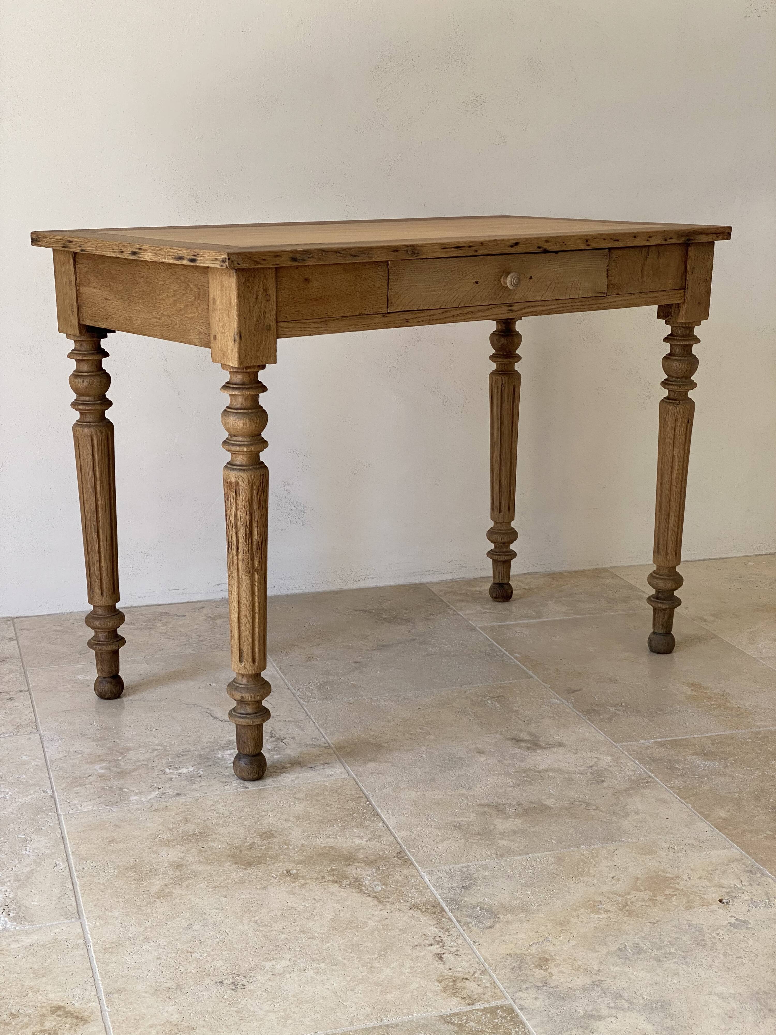 Rustic oak desk table, fluted turned legs, 19th century.