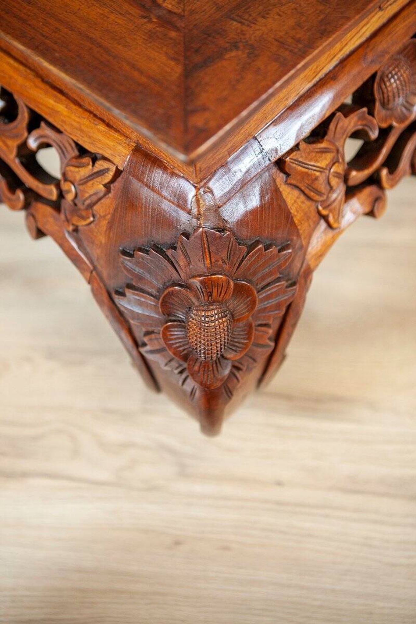 Table basse en chêne richement décorée, années 1950