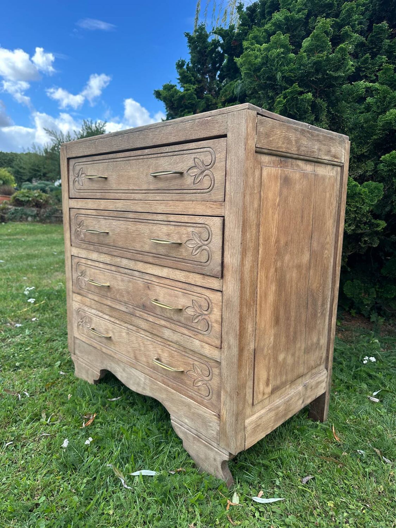 Commode vintage en bois massif sculpté – 4 tiroirs