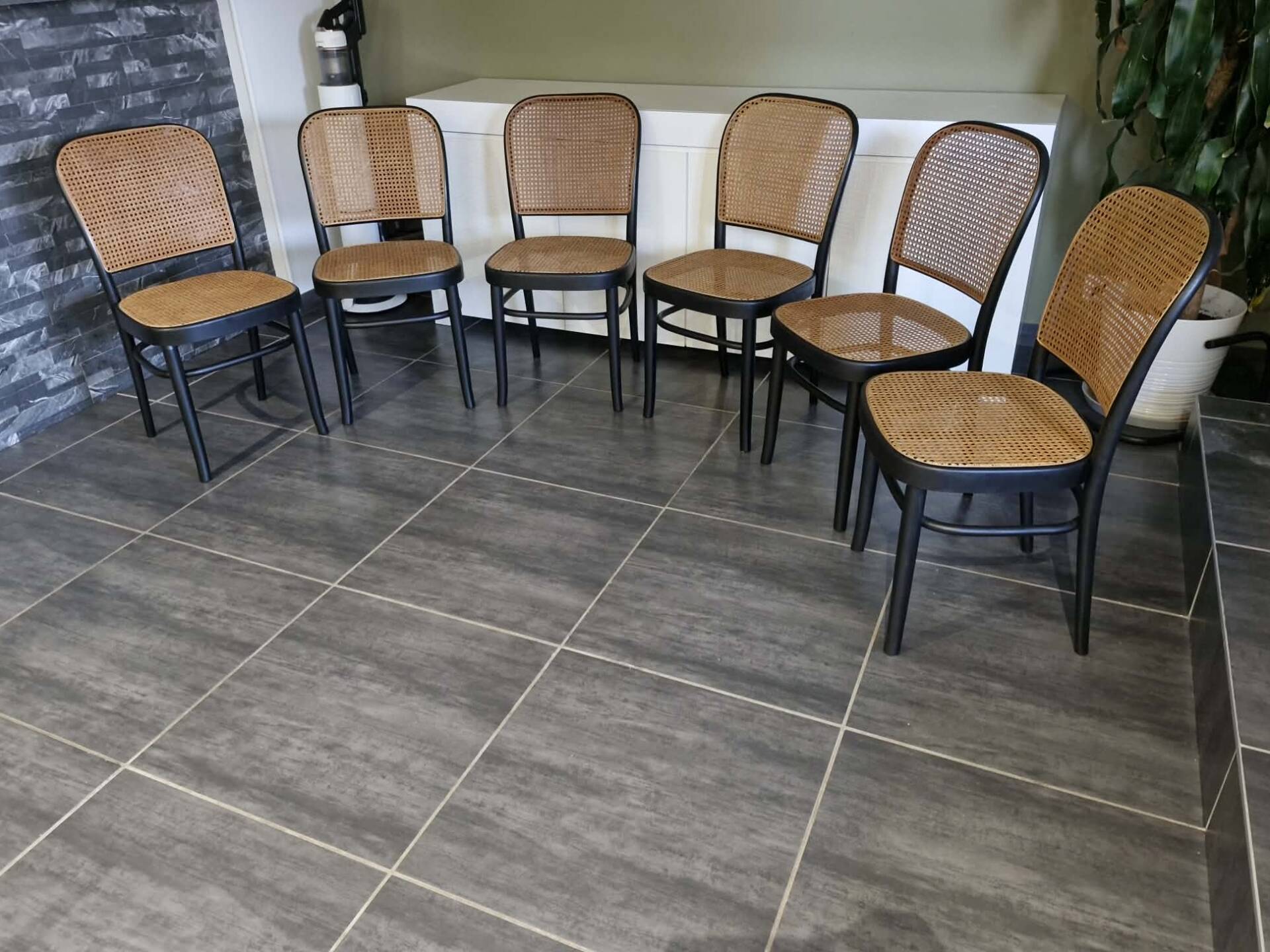 Lot de 6 chaises n°811 d’après Hoffmann, années 1990