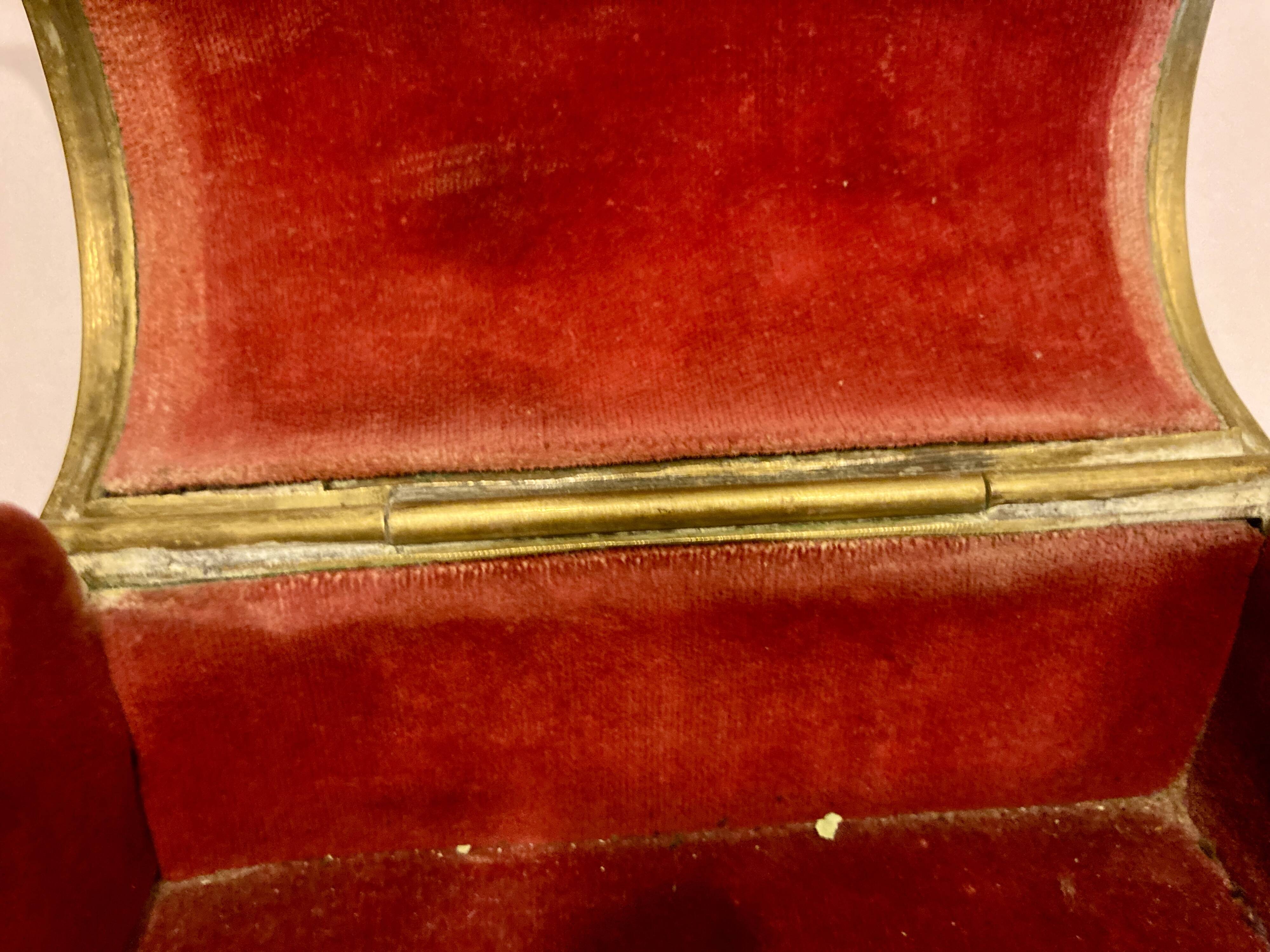 Jewelry chest with its bronze key, Renaissance style, 19th century fleur-de-lis decoration