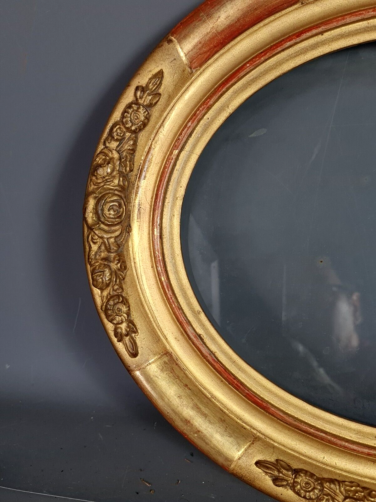 Oval frame nineteenth century gilded stucco wood and glass 36x31 foliage 28x23 cm