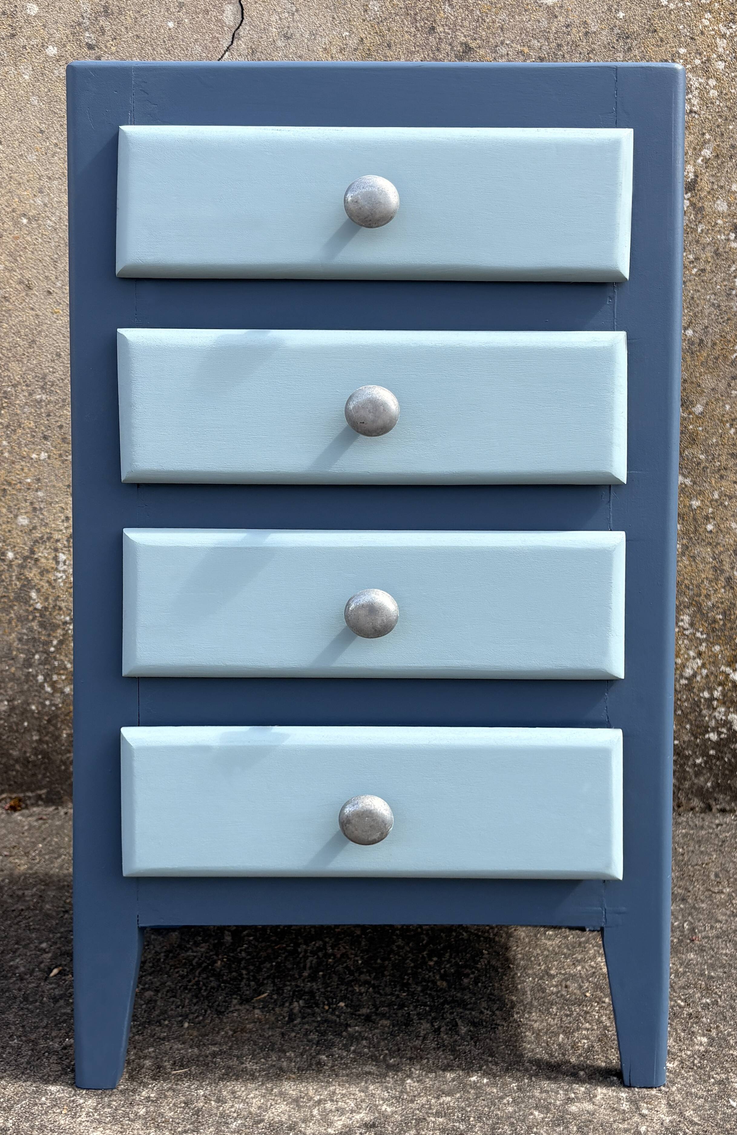 Commode vintage 4 tiroirs bleu pastel – esprit bord de mer chic & joyeux