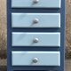 Commode vintage 4 tiroirs bleu pastel – esprit bord de mer chic & joyeux
