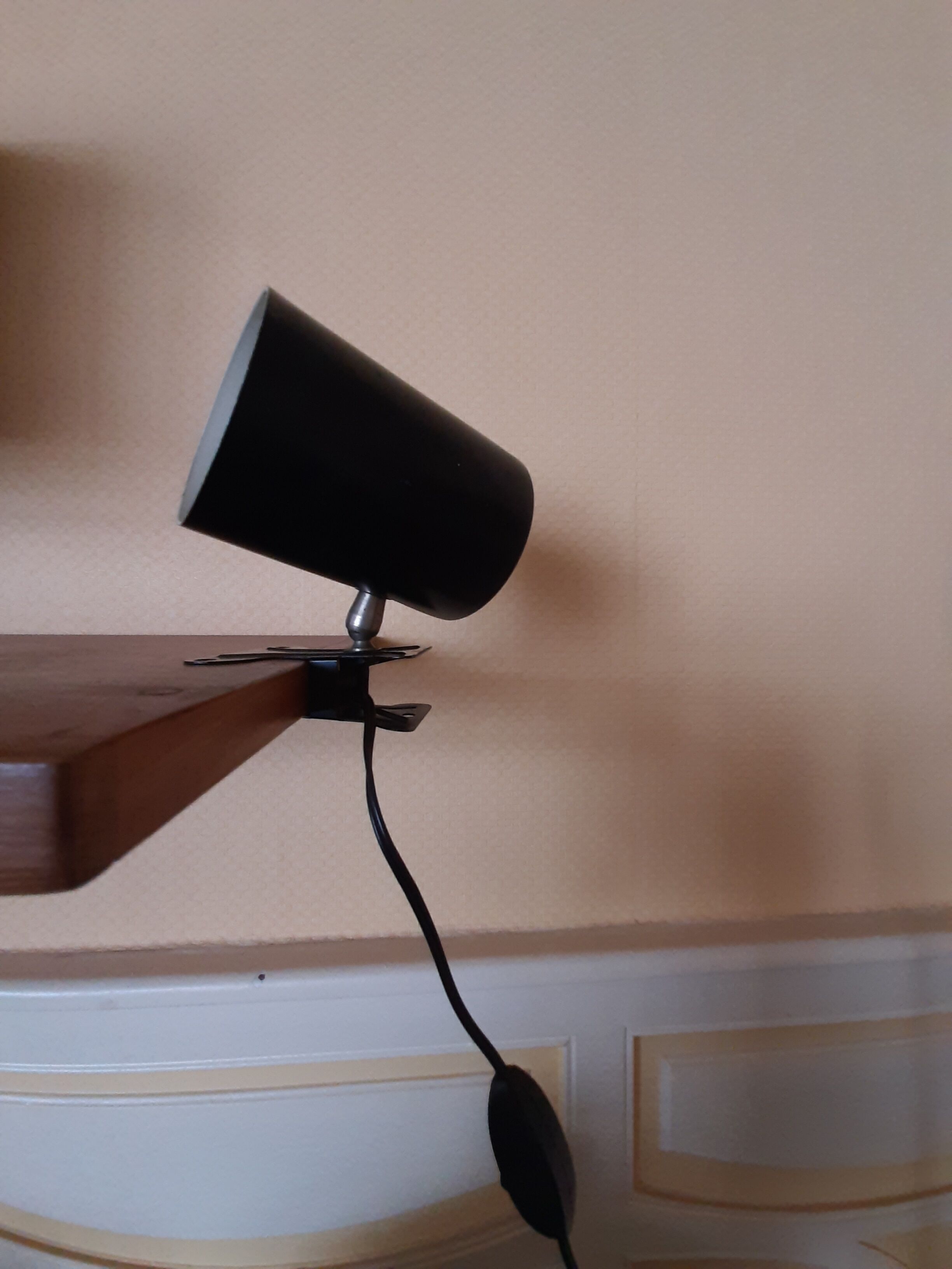 Spot lamp with cylindrical reflector clamp 60s