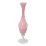 Vase en opaline rose bonbon et pieds blanc travaillé, 1960