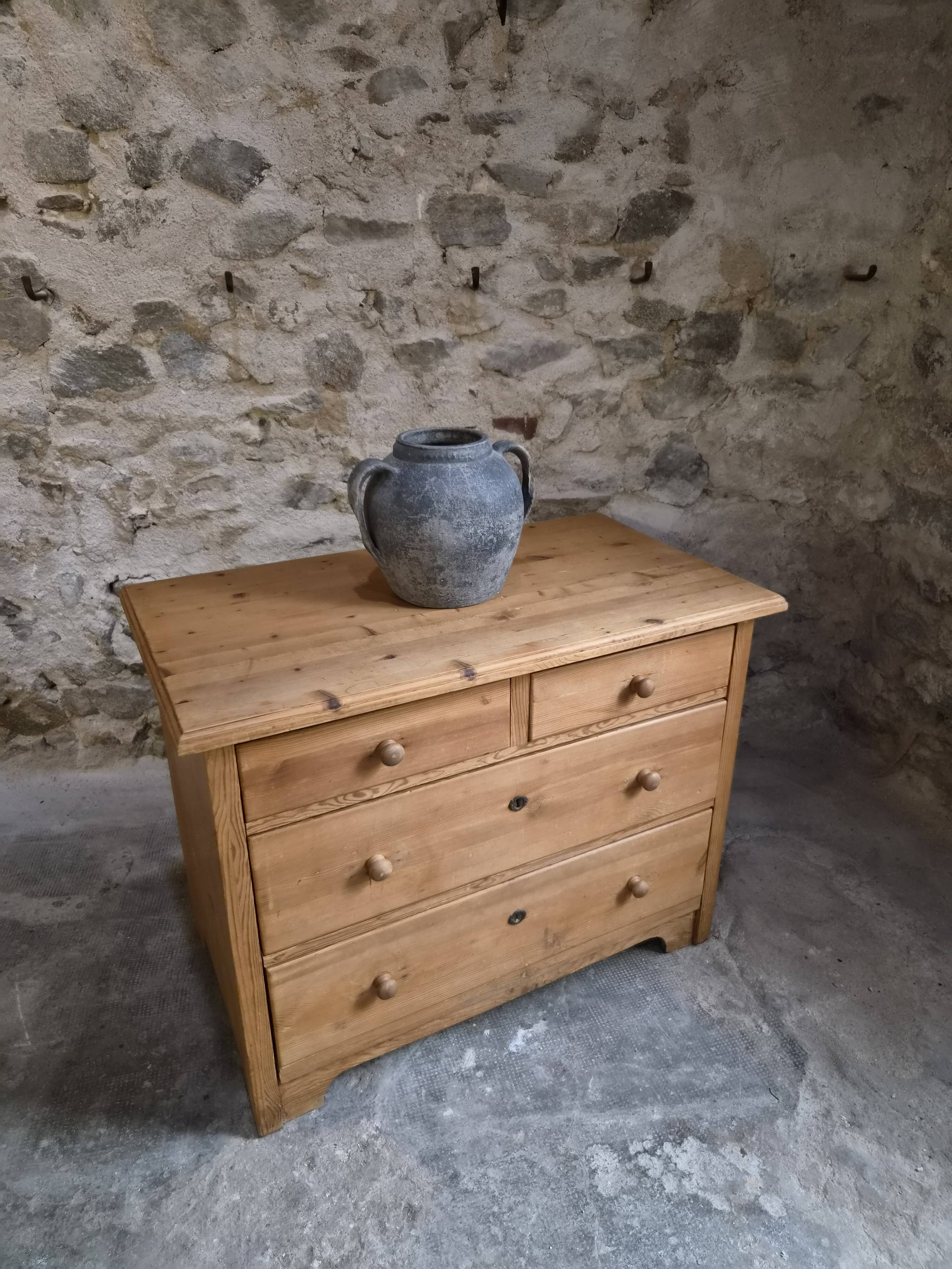Commode ancienne rustique en pin, 4 tiroirs, vers 1880–1920