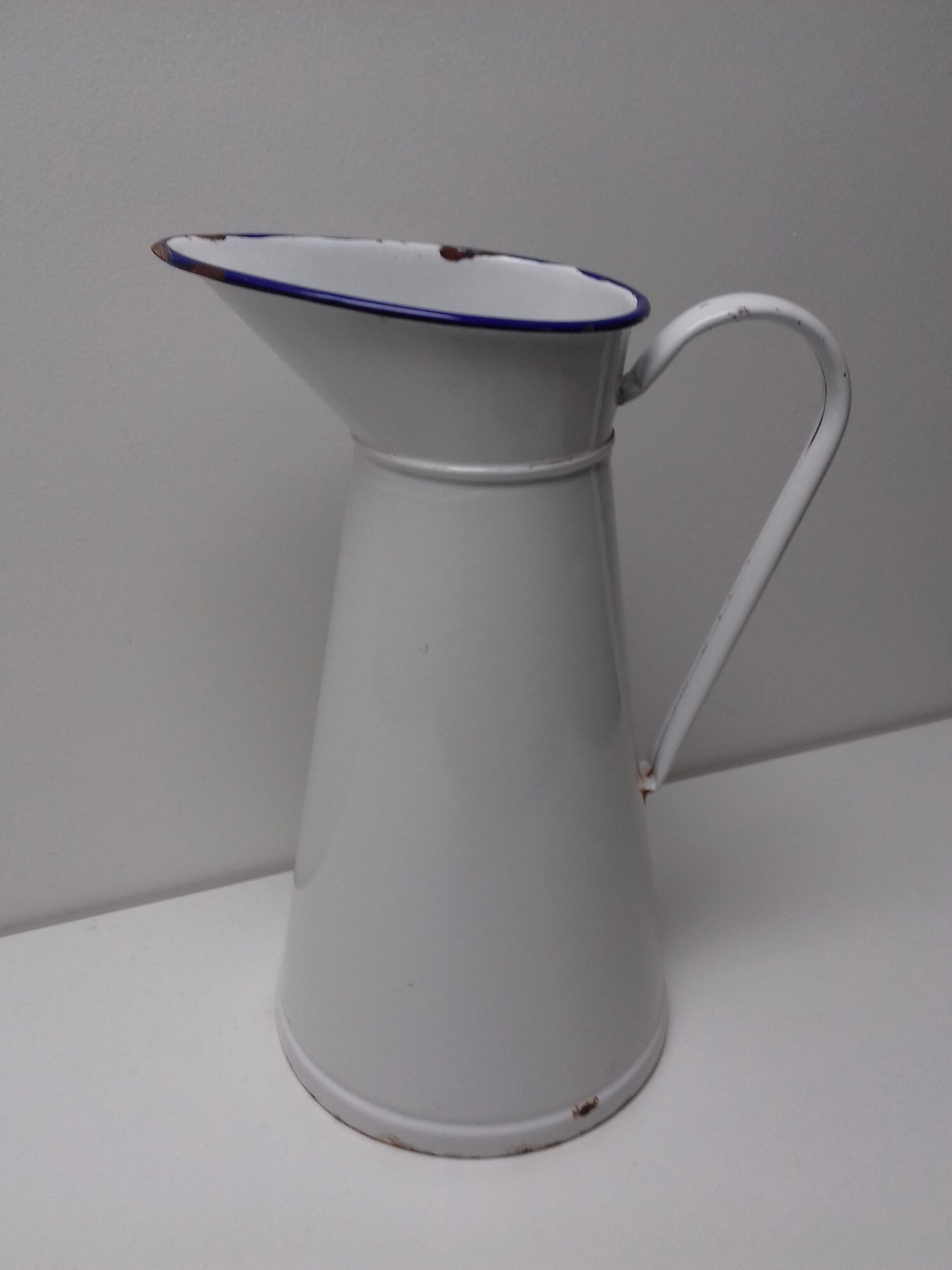 White enamelled broc, blue edé