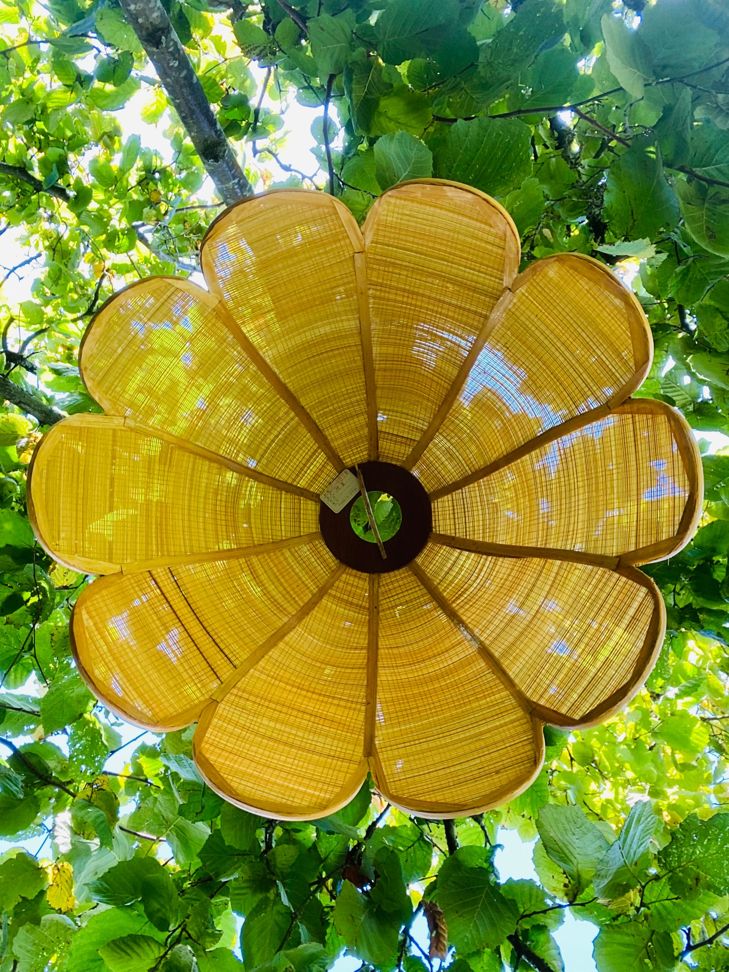 Flower-shaped rattan suspension