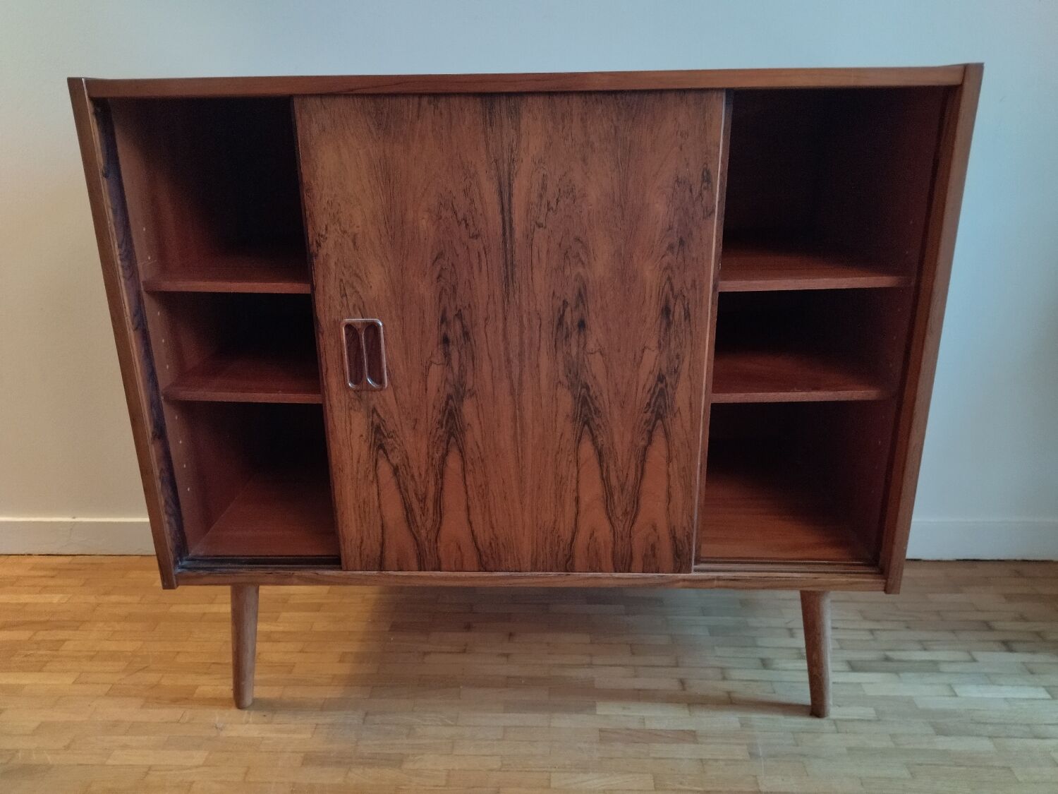 Rosewood chest of drawers