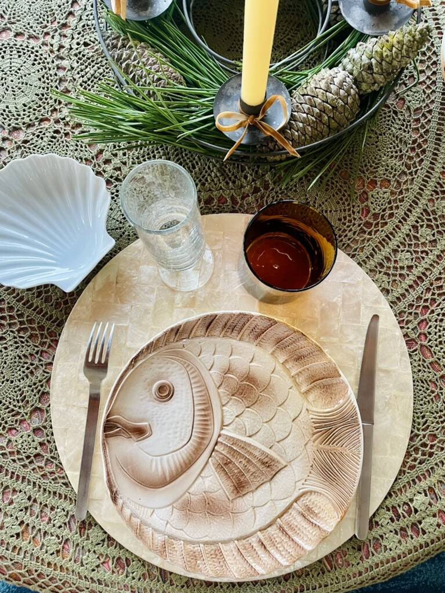 Set of 6 beige earthenware dinner plates, circa 1970, Sarreguemines, France.