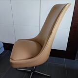 Chaise en skaï brun clair