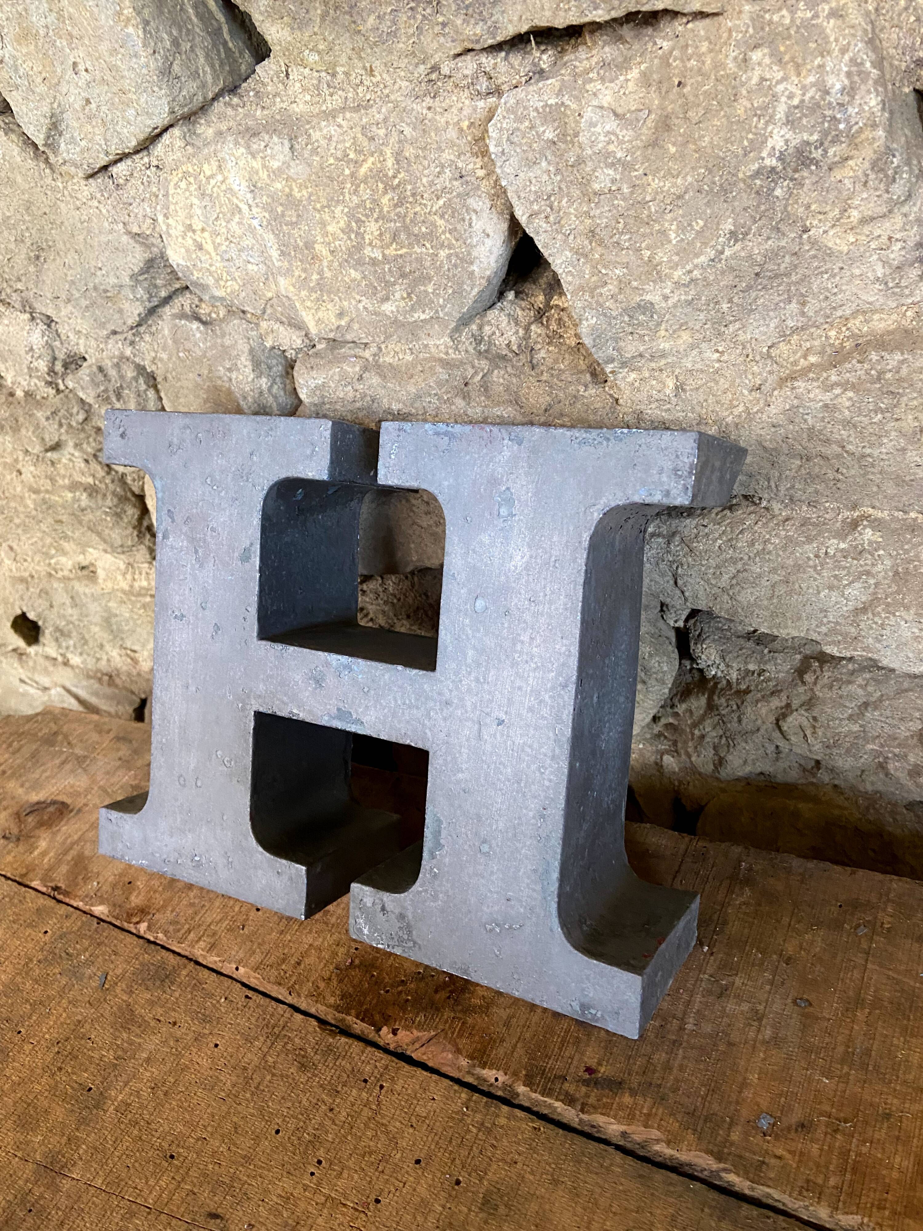Letter metal H