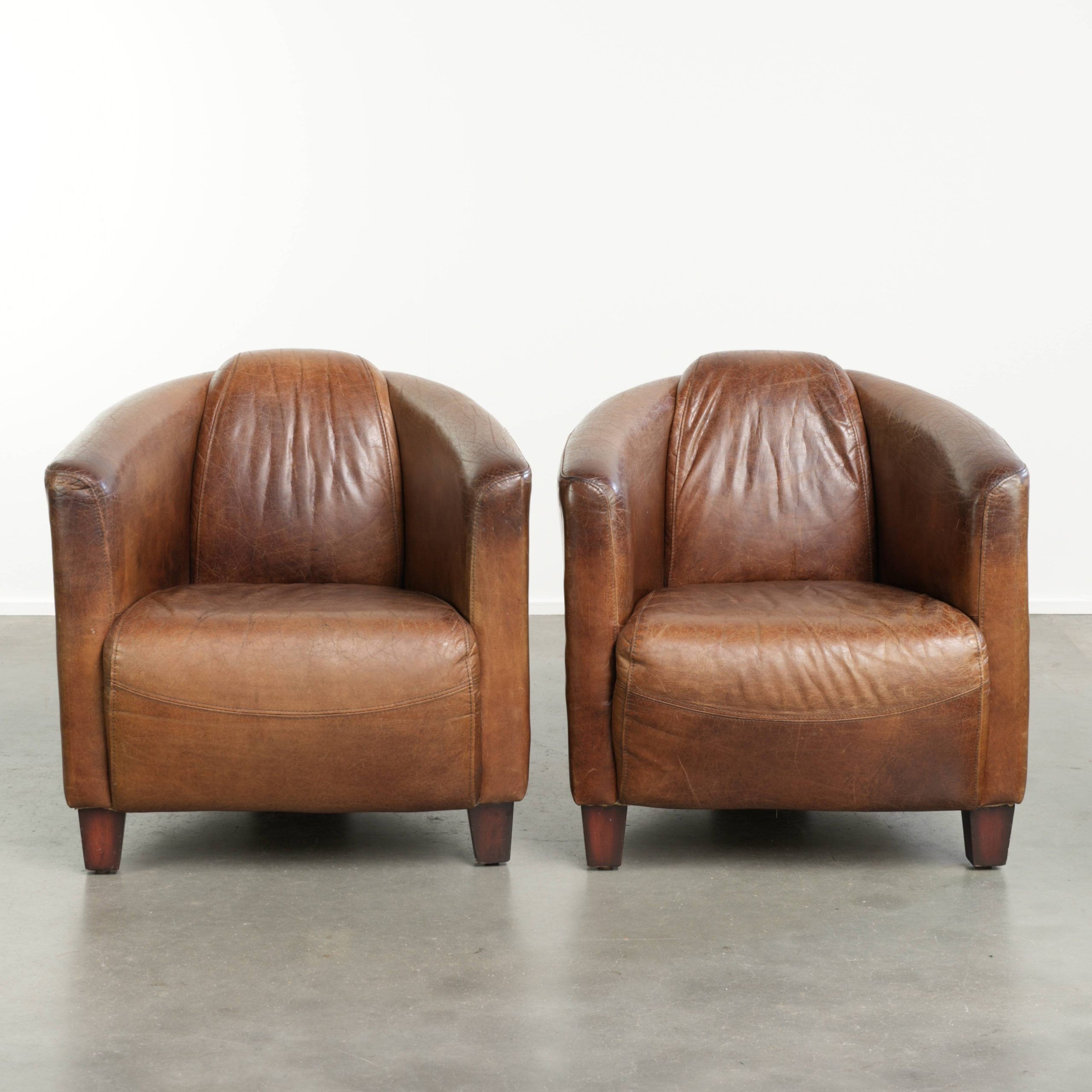 Ensemble de deux fauteuils aviateur vintage en cuir de vachette grainé.