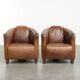 Ensemble de deux fauteuils aviateur vintage en cuir de vachette grainé.