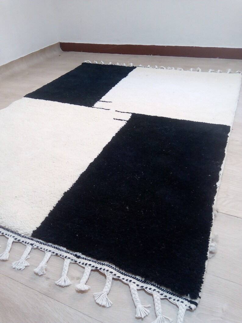 Handwoven black and white Berber rug from the Oued Zam, size 160 x 240 cm