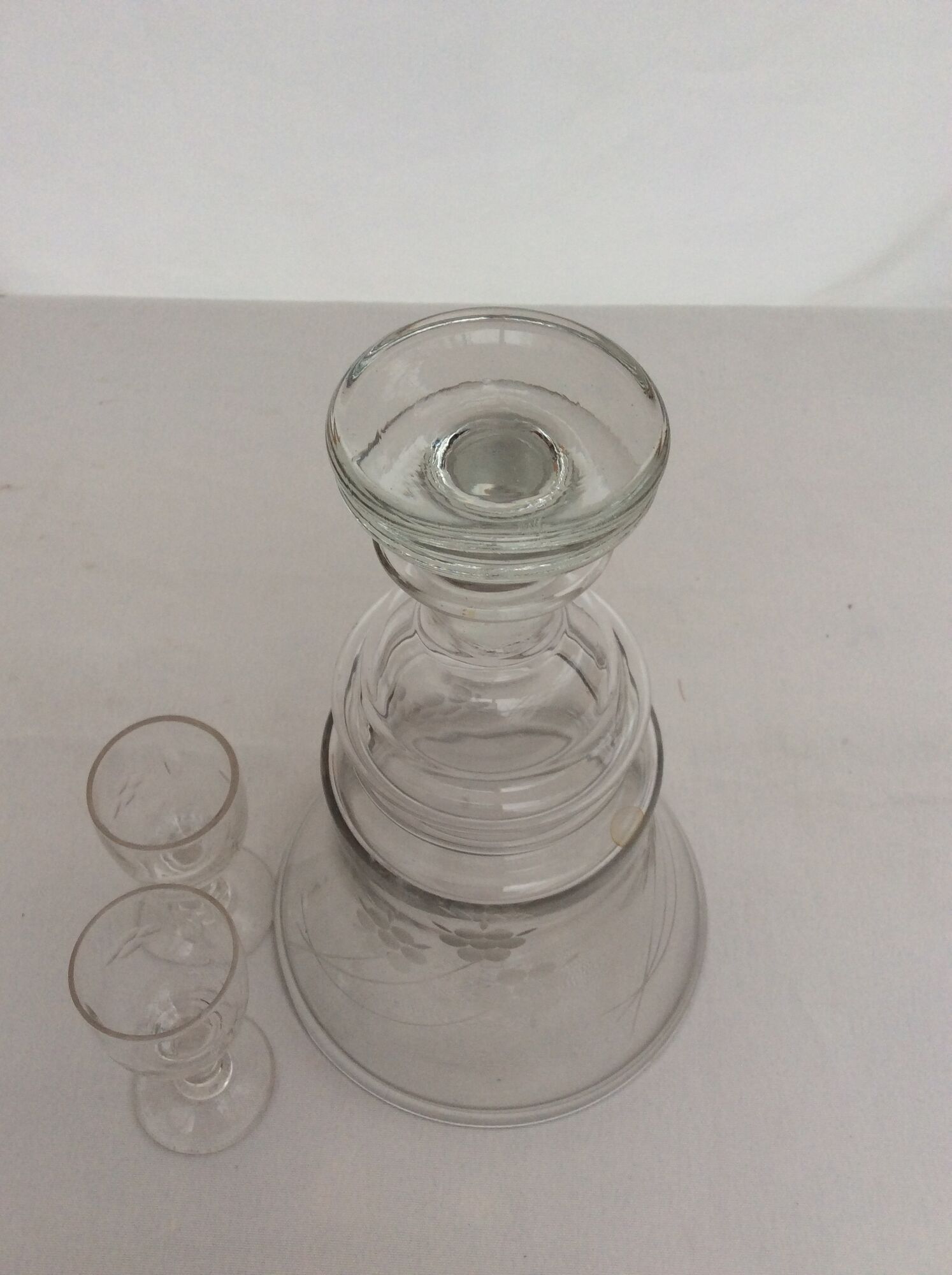 Carafe chiseled glass with 2 glasses