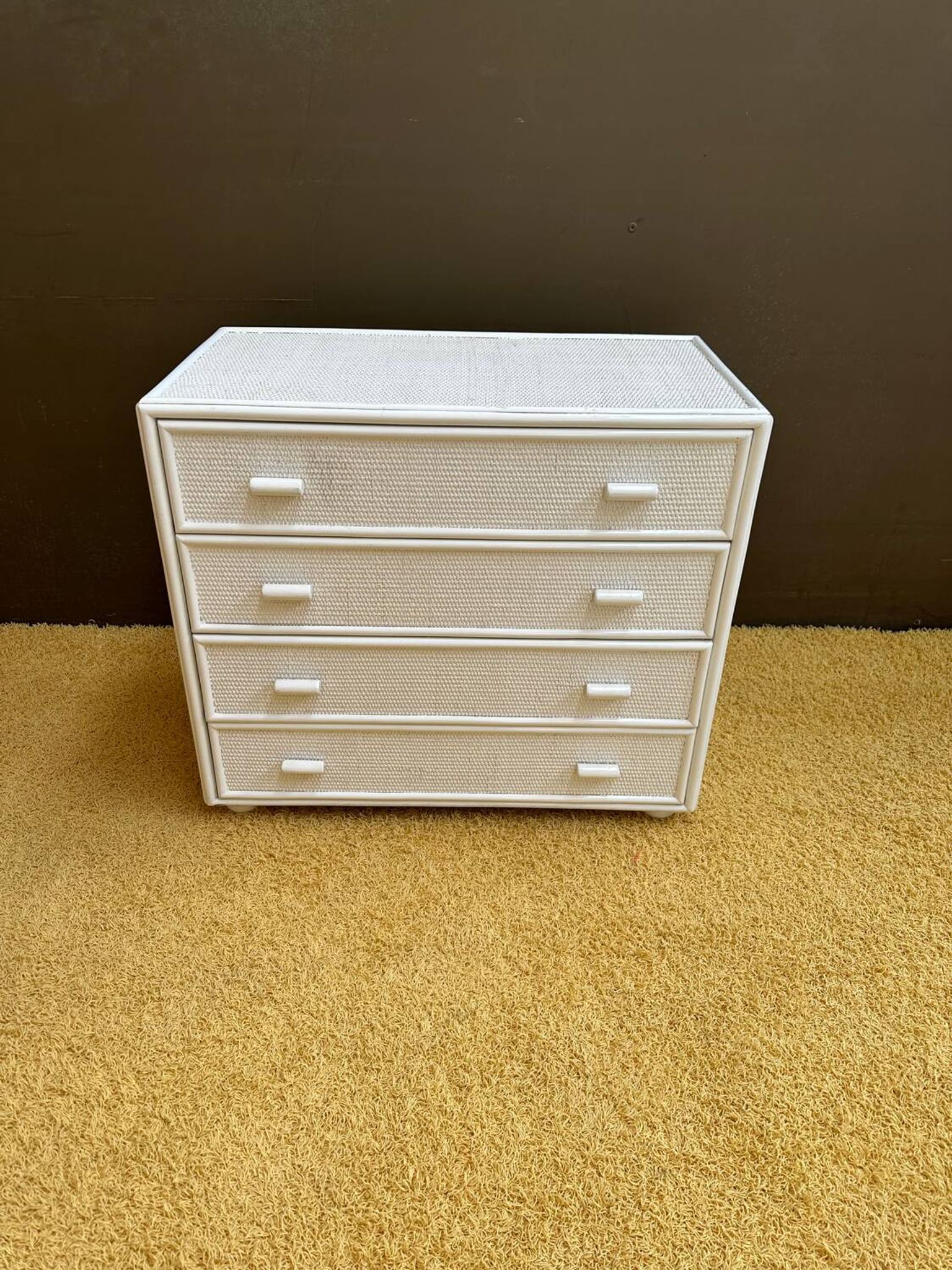 Commode en rotin blanc
