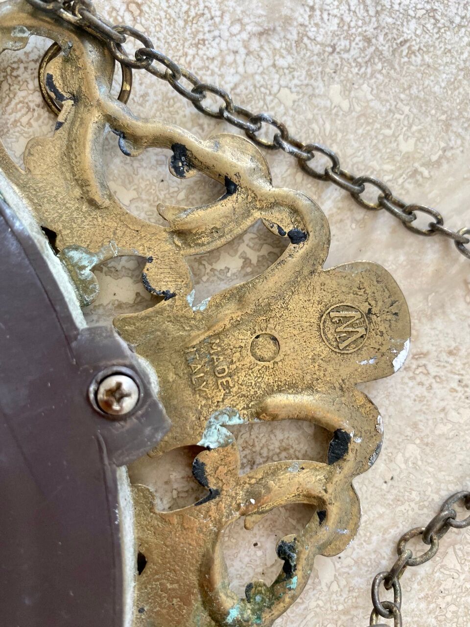 Oval mirror in gilded brass