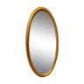 Miroir ovale dans un encadrement