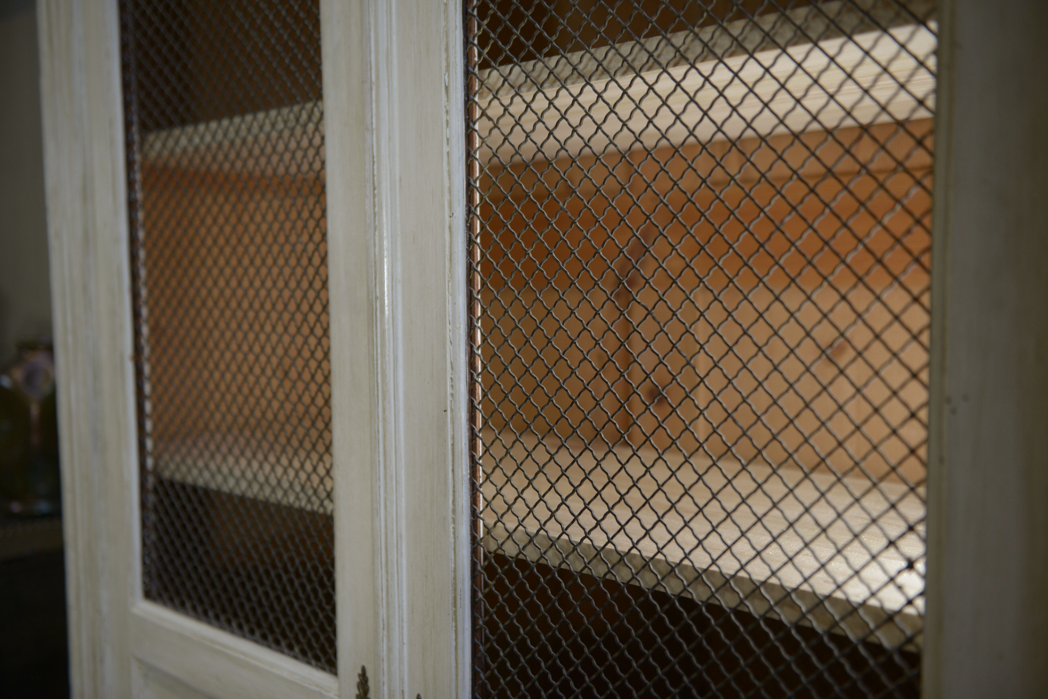 Showcase 2 doors mesh in fir 1930 patinated white