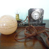 Table lamp with pendulum