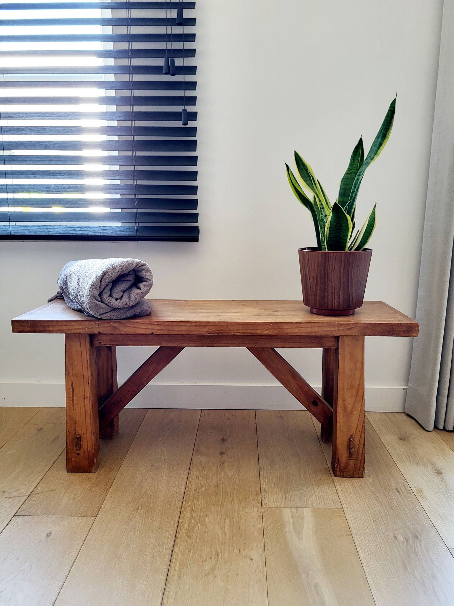Banc vintage en bois, fabriqué artisanalement, style rustique