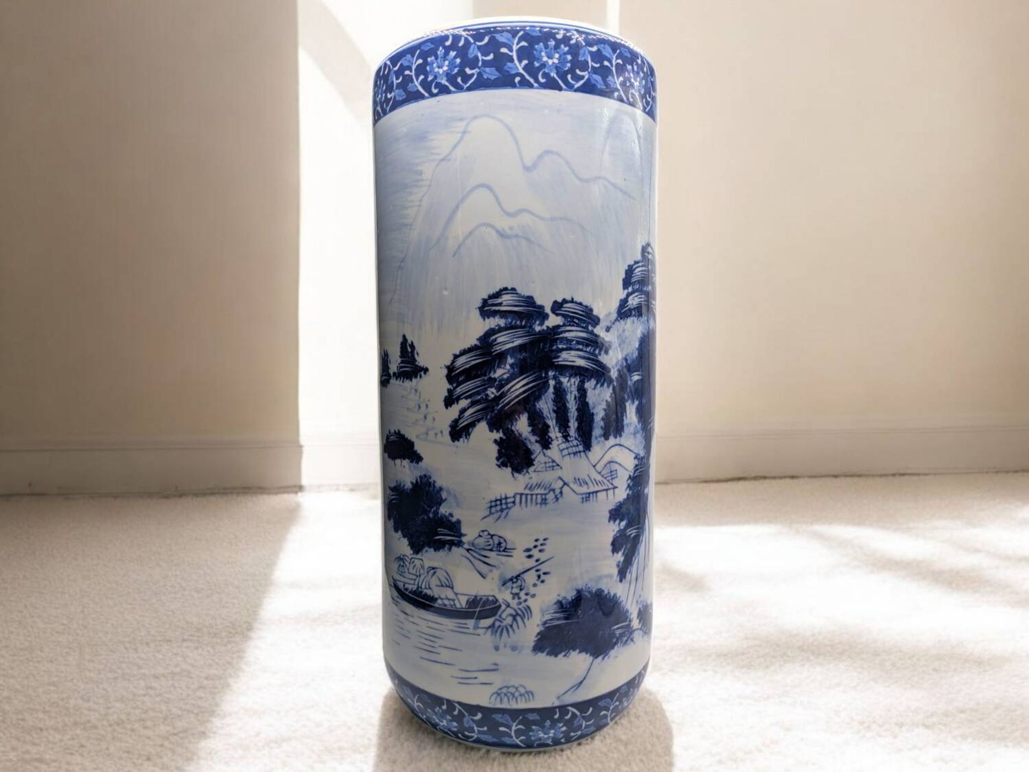 Porte-parapluies en porcelaine bleue et blanche, décor de paysage, années 1970-1990