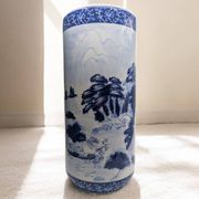 Porte-parapluies en porcelaine bleue et blanche, décor de paysage, années 1970-1990