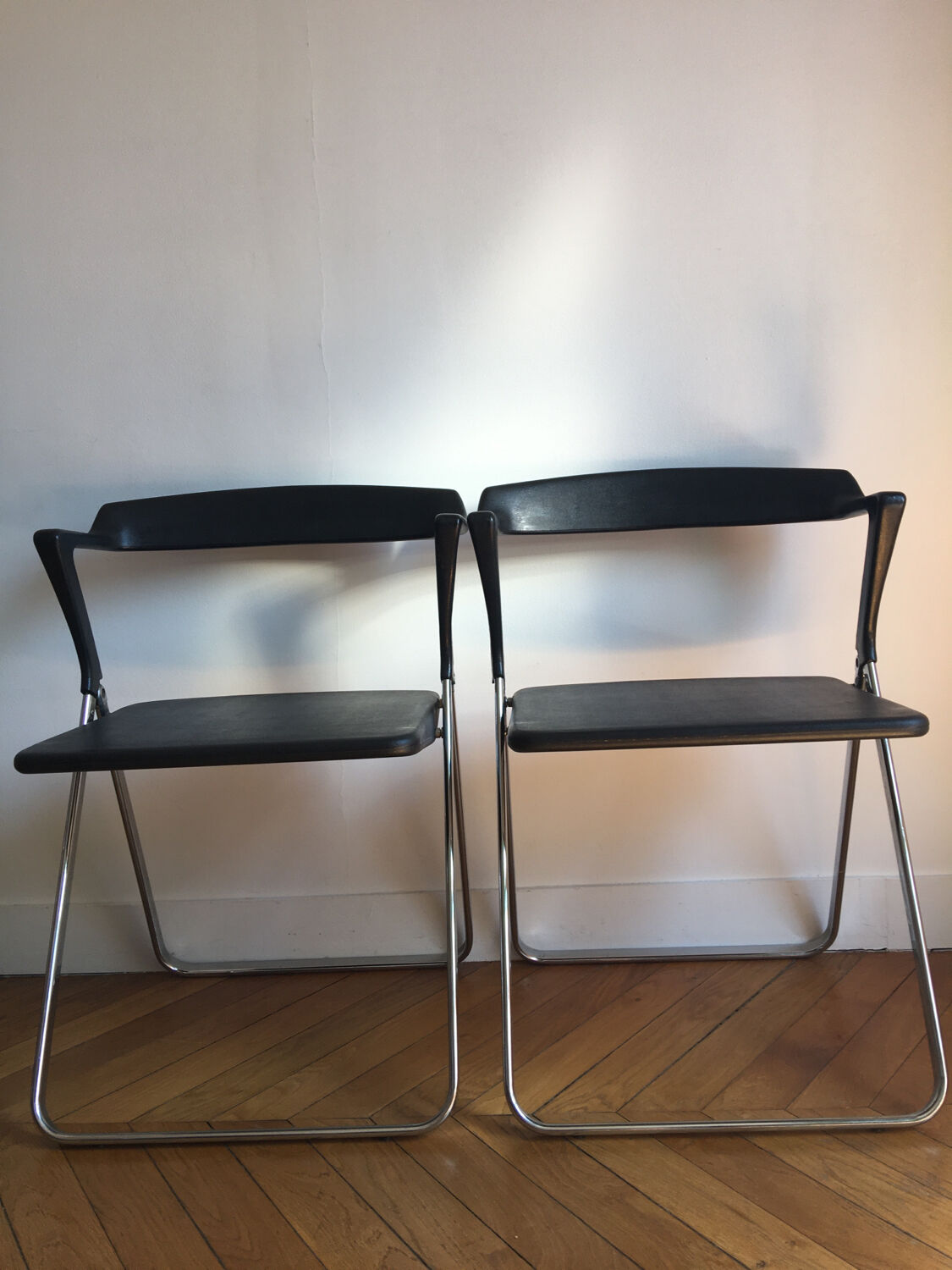 Arch folding chairs