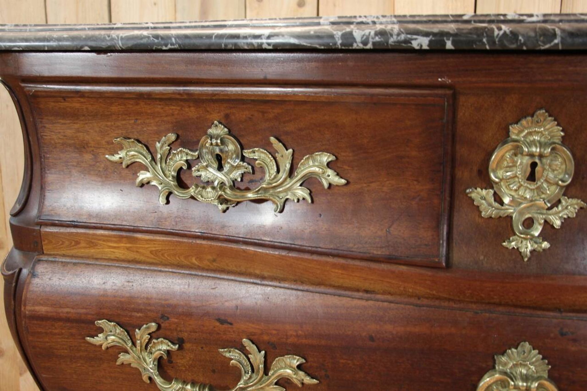 Commode tombeau début XVIIIème en acajou , travail de port