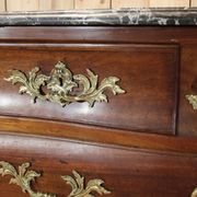 Commode tombeau début XVIIIème en acajou , travail de port