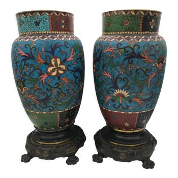 Paire d’anciens vases en céramique cloisonnée à décor floral polychrome, XIXème